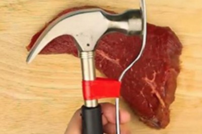 Do zwykłego młotka przykleiła widelec i przycisnęła do mięsa! Taki gadżet przyda się w każdej kuchni! 