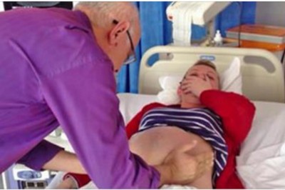 Doktor uciskał źle ułożony płód w łonie mamy! Teraz zobacz co niezwykłego dzieje się w jej brzuchu! 
