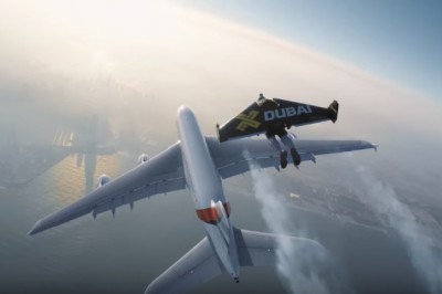 Dwóch mężczyzn z jetpakiem ścigających się z odrzutowcem! Tak się bawią w Dubaju! 
