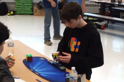 Dzieciak pobił rekord świata w układaniu Kostki Rubika! Poniżej 5 sekund! Niesamowite! 
