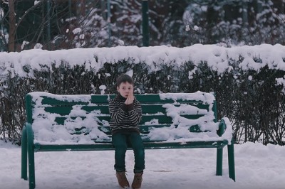 Dziecko zostawione na mrozie bez kurtki! Prosty eksperyment pokazuje znieczulicę społeczną!