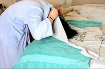 Dziewczyna zawija mokre włosy w koszulkę! Nie uwierzysz co miała na głowie gdy ją ściąga!