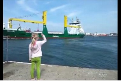 Dziewczynka na brzegu macha do przepływającego okrętu! Wtedy kapitan robi coś takiego ze uciekła!