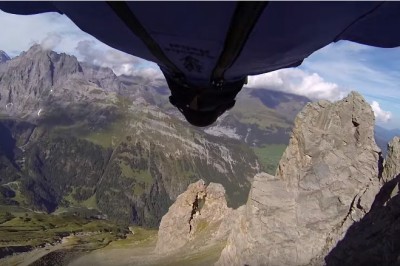 Ekstremalny wyczyn! Przelot przez dziurę o szerokości 2.7 m, przy prędkości ok 180 km/h!