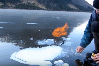 Facet dosłownie podpala lód na zamarzniętym jeziorze! Używa tylko zapałek! Zobacz jak!