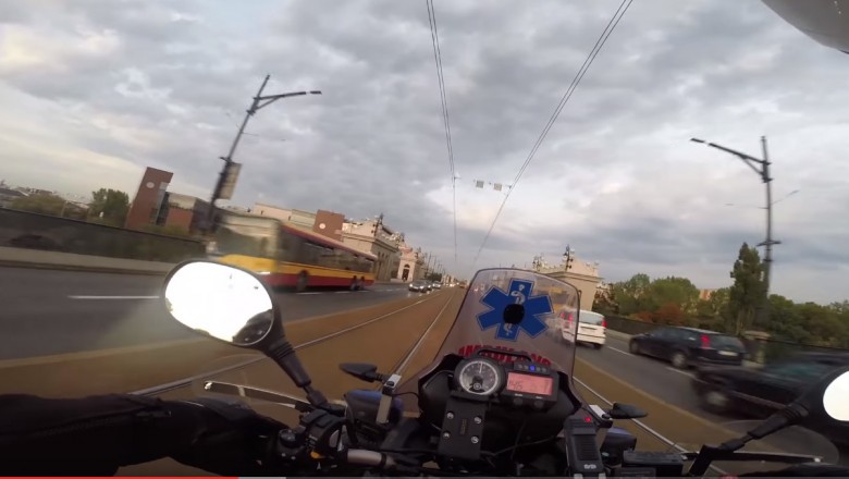 Facet ma stalowe nerwy! Szalona jazda przez miasto motoambulansem w godzinach szczytu!