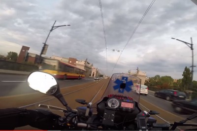 Facet ma stalowe nerwy! Szalona jazda przez miasto motoambulansem w godzinach szczytu!