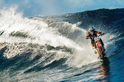 Facet marzył o jeżdżeniu motorem po falach. Dopiął swego w epicki sposób! 