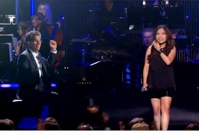 Gdy zaczęła śpiewać, nawet pianista był zaskoczony  i zaczął klaskać! Jej głos to prawdziwy skarb!