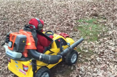 Genialny tata w akcji! Dziecko pracuje jednocześnie się bawiąc!