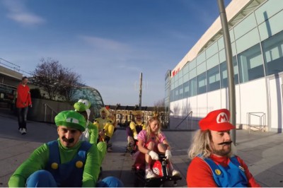 Grałeś kiedyś w Mario? Niesamowite wyścigi postaci z tej gry w centrum handlowym!