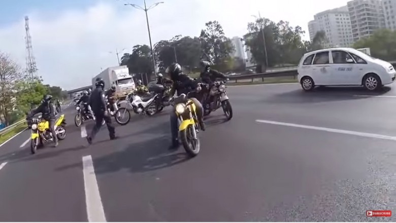 Grupa motocyklistów zablokowała ruch na autostradzie! Kierowcy zaczęli im klaskać gdy zrozumieli czemu!