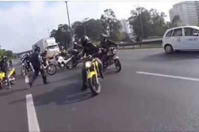 Grupa motocyklistów zablokowała ruch na autostradzie! Kierowcy zaczęli im klaskać gdy zrozumieli!