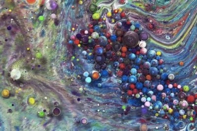 Jakiego koloru jest miłość? Niesamowite prace artysty obrazują ludzkie uczucia.