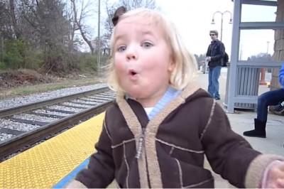 Jej mina mówi więcej niż 1000 słów! Niezwykła reakcja 3-latki na widok wielkiego pociągu! 