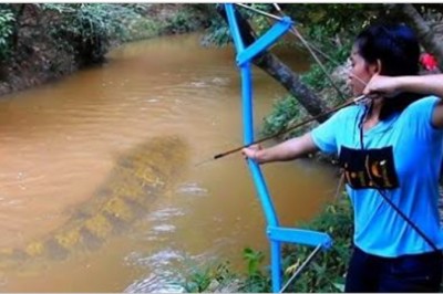 Khmerska dziewczyna poluje przy użyciu łuku z rurek PCV własnej roboty!