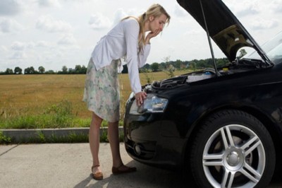 Kiedy popsuło mu się auto poprosił przejeżdżająca blondynkę o pomoc! To co dla niego zrobiła... boskie! 