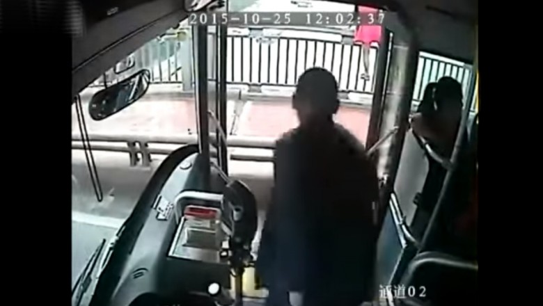 Kierowca autobusu gwałtownie zahamował i wybiegł! Gdy poznasz powód – zaniemówisz!
