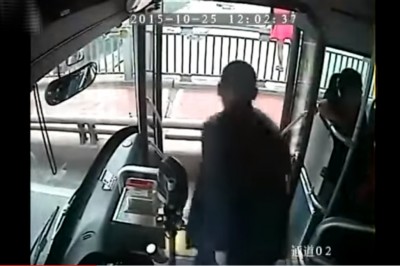 Kierowca autobusu gwałtownie zahamował i wybiegł! Gdy poznasz powód – zaniemówisz! 