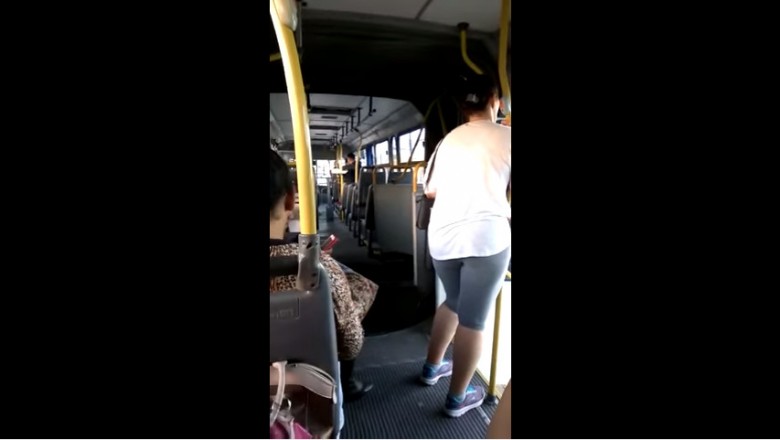 Kobieta jedzie autobusem przegubowym! Nagle słyszy dziwny dziwęk i musi uciekać!