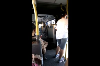 Kobieta jedzie autobusem przegubowym! Nagle słyszy dziwny dziwęk i musi uciekać! 