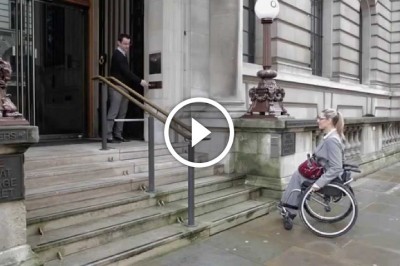 Kobieta na wózku nie mogła wjechać po schodach! Zobacz co się stanie gdy mężczyzna naciśnie guzik!