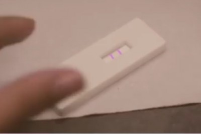 Kobieta widzi pozytywny wynik testu ciążowego! Wtedy w jej brzuchu zaczyna dziać się coś niezwykłego! 