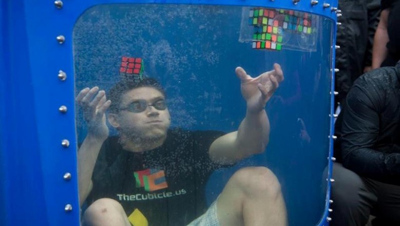 Koleś układa 8 kostek Rubika pod wodą na jednym wdechu. Jego mina mówi wszystko!