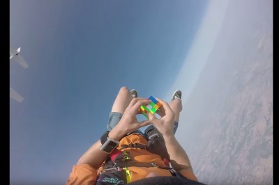 Koleś układa kostkę Rubika podczas skoku ze spadochronem! Mega opanowanie!