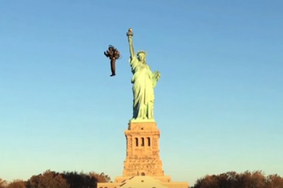 Koleś z Jetpackiem latający wkoło Statuy Wolności! Planuje to sprzedawać! 