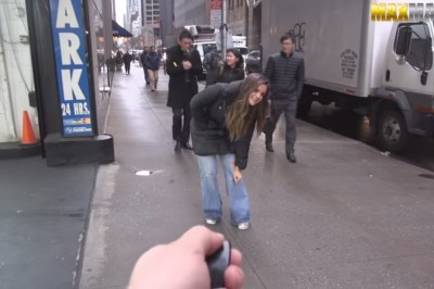 Laska w wibrujących majtkach na mieście! Efekt przegranego zakładu z koleżanką :D