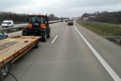 Lecisz sobie spokojnie autostradą, a tu nagle wyprzedza Cię traktor z przyczepą! Zobacz jak pędzi! 