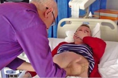 Lekarz uciska źle ułożony płód w łonie mamy! Teraz zobacz co niezwykłego dzieje się w jej brzuchu!