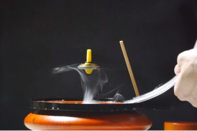 Lewitujący bączek zamknięty w mydlanej bańce! Fizyka jest ciekawsza niż magia! 