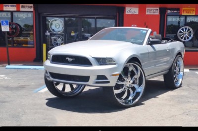 Mają rozmach skubańce! Tak się prezentuje Mustang na 32 calowych felgach!