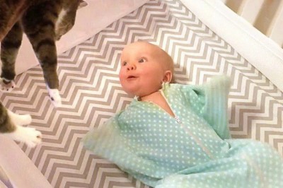 Mama pokazała swojej malutkiej córeczce specjalnego domownika! Jej reakcja jest po prostu przecudna! 