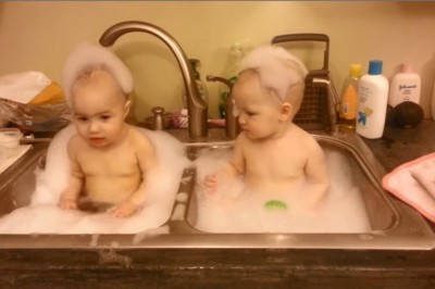 Mama postanowiła wykąpać bliźniaki w wielkim zlewie! Teraz zobacz co robi maluszek po lewej! 