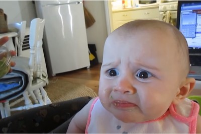 Mama próbuje nakarmić córkę zdrowym awokado! Jednak mina dziewczynki mówi wszystko! 