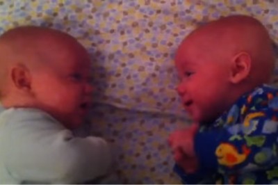 Mama sprawdza czy bliźniaki śpią! Gdy widzi co robią natychmiast chwyta telefon i zaczyna nagrywać! 