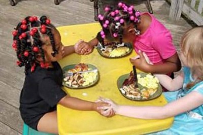 Mama wstawia zdjęcie dziewczynek które modlą się przed posiłkiem! Nie uwierzysz jak zareagowali ludzie! 