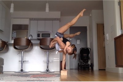 Mamy są niesamowite! Trening tej kobiety z jej małą córeczka zapiera po prostu dech! 