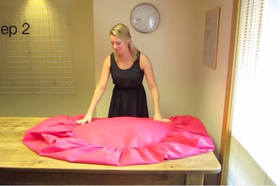 Masz zawsze problem, żeby równo złożyć prześcieradło z gumką? Zobacz jak zrobić to idealnie w 30 sekund!  