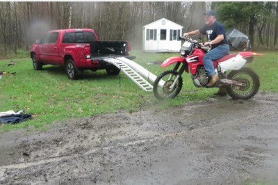 Mistrzowski manewr! Załadunek motocykla na pakę z pięknym saltem przez burtę