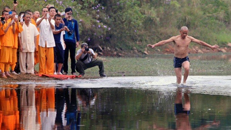 Mnich Shaolin po latach ćwiczeń bije rekord "chodzenia po wodzie". Niesamowite zdolności!
