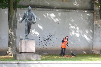 Myślałam, że wandale pomalowali mur za posągiem! Gdy zobaczyłam to w nocy.. Genialny pomysł!