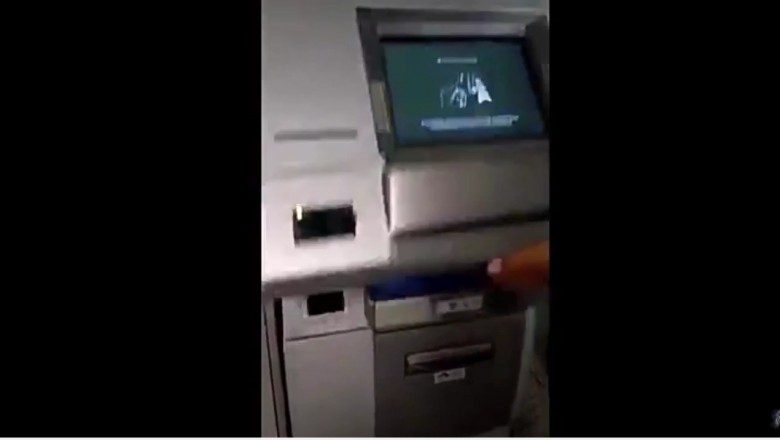 Myślisz, że u nas są cwaniaki? Tak się kradnie PIN i kartę w meksykańskich bankomatach!