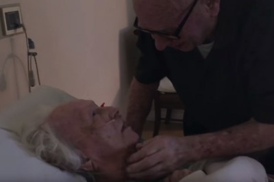 Mężczyzna śpiewa umierającej żonie. Ogrom miłości doprowadza do łez! 