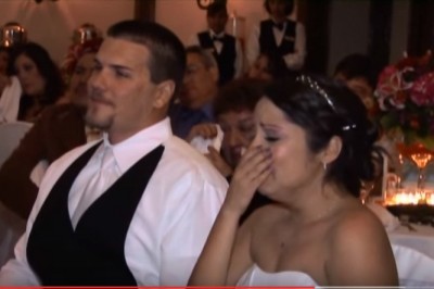 Na ślubie córki wzruszony ojciec nie wiedział co powiedzieć! Więc postanowił zaśpiewać! Wyszło cudownie! 