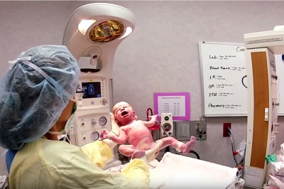 Nagrywał cały poród, jednak gdy pielęgniarki zrobiły TO - był naprawdę wstrząśnięty! 