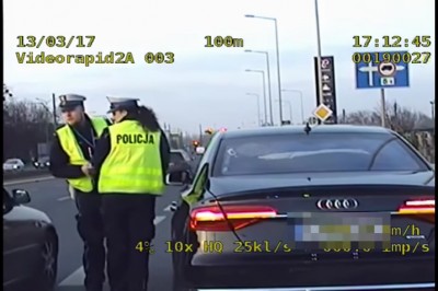 Należą się brawa! Nagranie z policyjnej eskorty kierowcy duszącego się dziecka - Poznań!